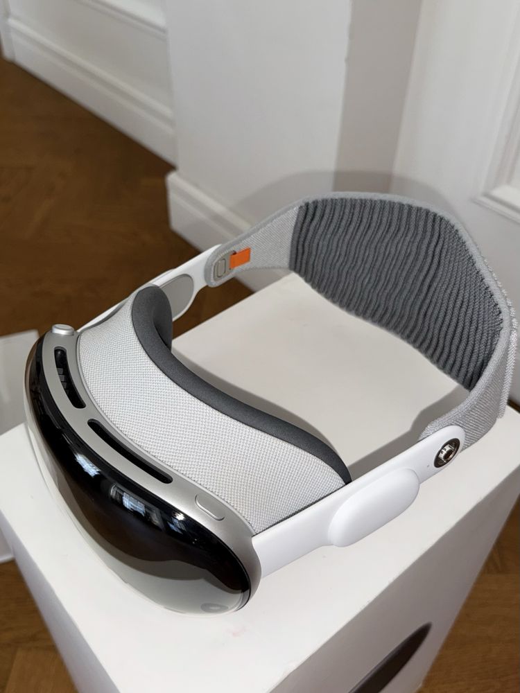 Apple Vision Pro 512GB - като нов, пълен комплек
