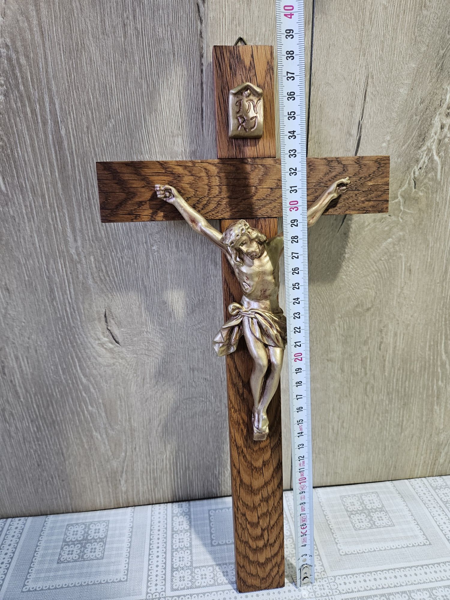Crucifix din lemn exotic si ipsos aurit