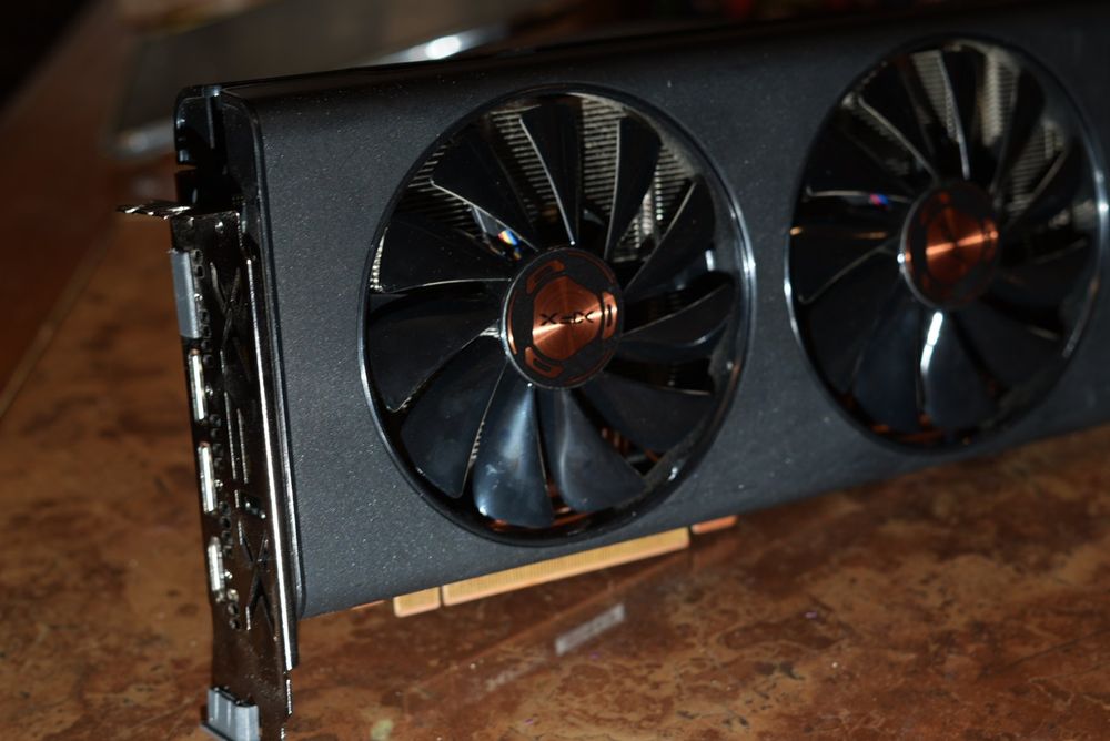Placă video XFX AMD Radeon RX 5500 XT 8GB vând schimb