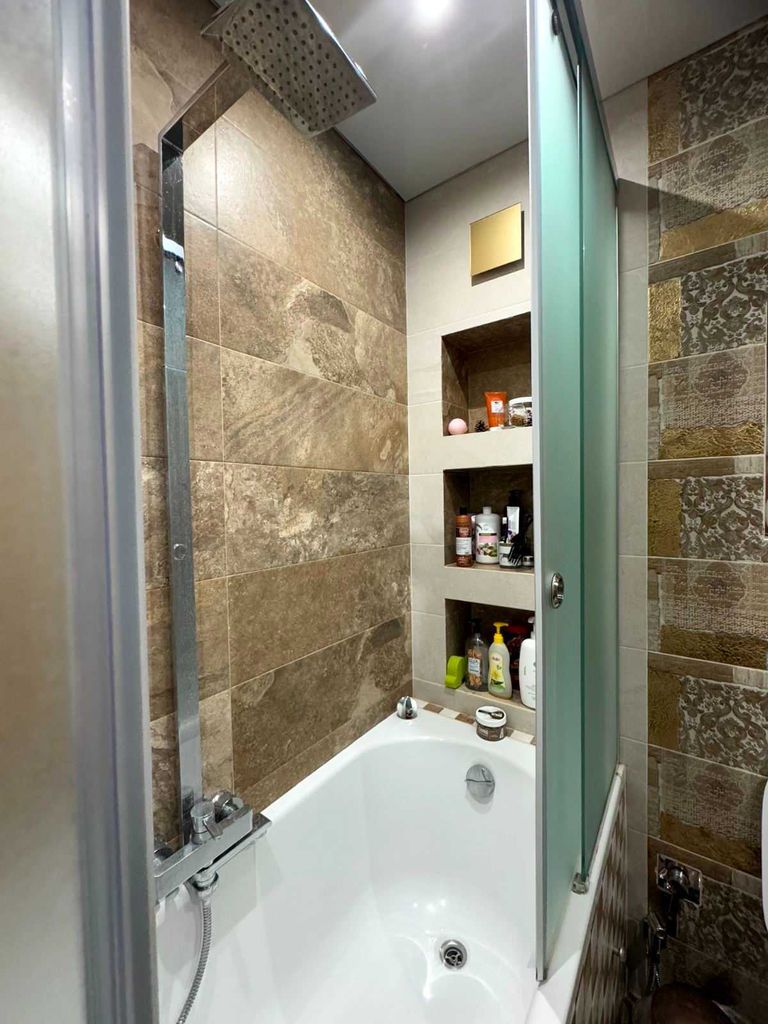 Дава се под наем Двустаен апартамент в Бургас, Център - 80 кв.м за 1250 € - Снимка #15