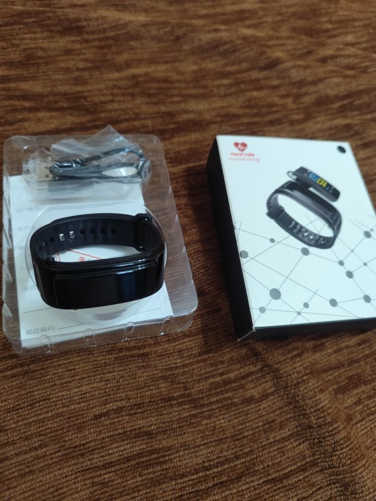 Bratara fitness 2 in 1 cu casca Bluetooth inclusa.