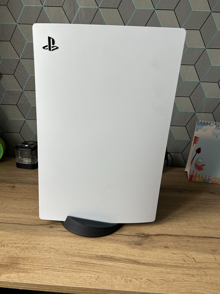 Ps5 с 11 игри и два джойстика