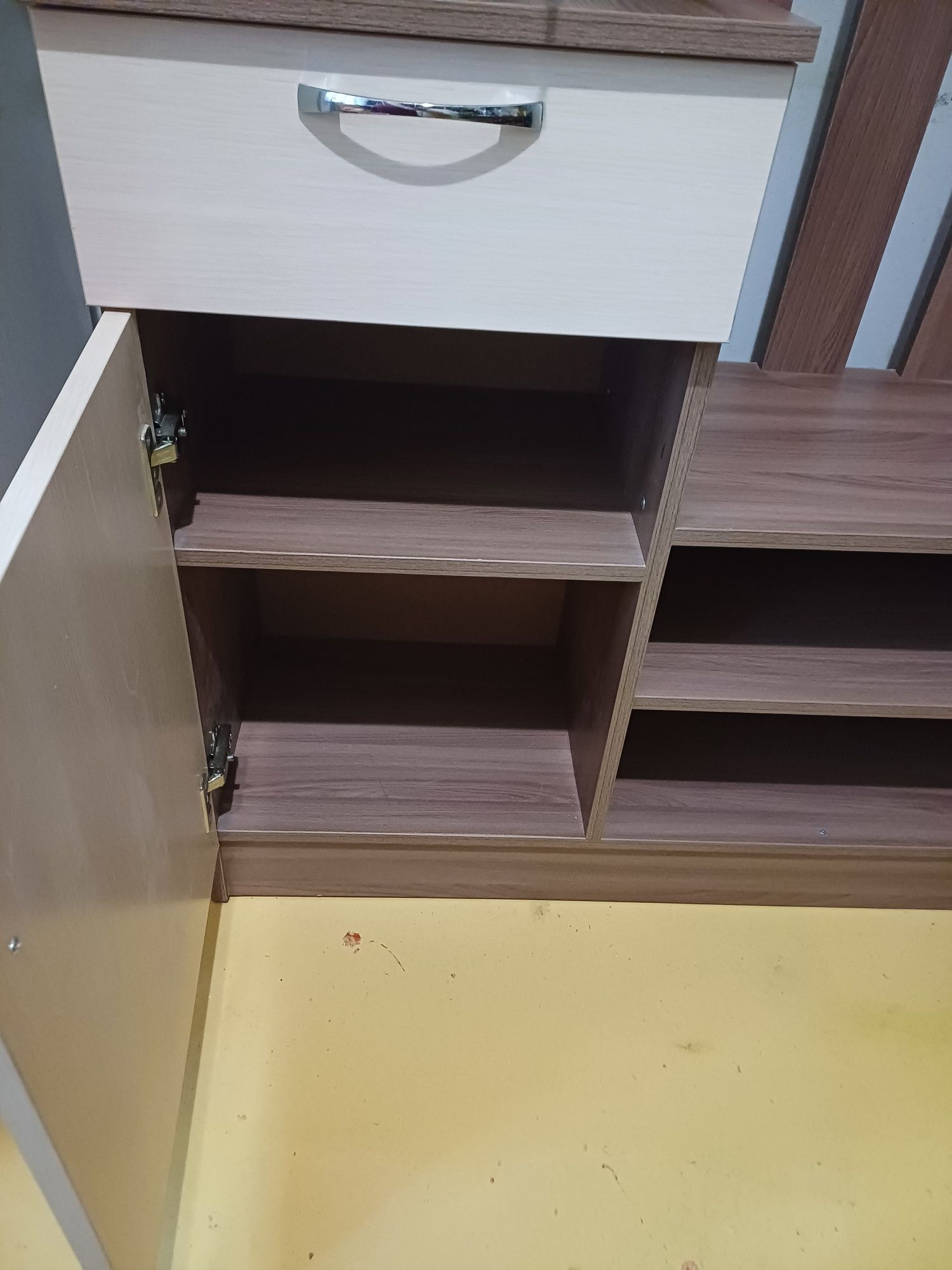 Шкаф в прихожую. Почти новый, в отличном состоянии.