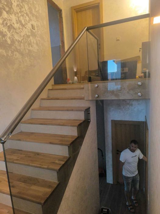 Произвеждам алуминиеви и стъклени парапети