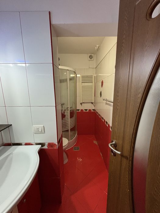 INCHIRIEZ apartament/spatiu comercial cu 3 camere in Focsani