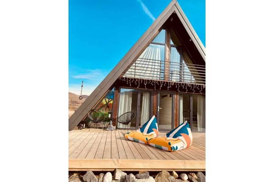 Cabana stil A Frame si casa la cheie din structura de lemn la cheie