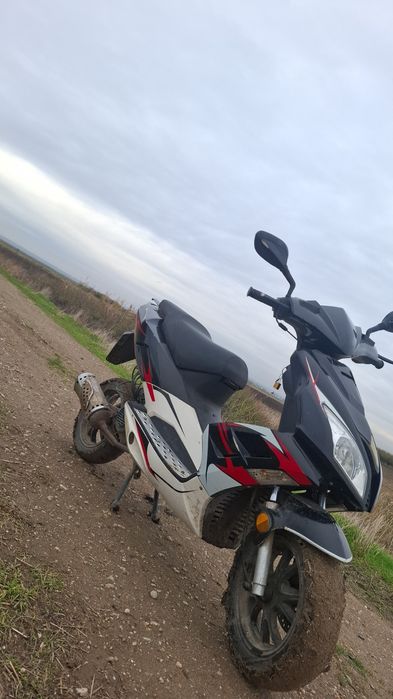 Vând scuter  merge foarte bine