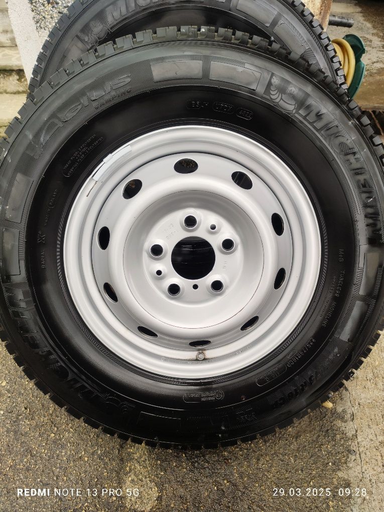 Продавам 4 броя гуми Michelin  225 75 16 С с джанти за бус Дот 22-ра