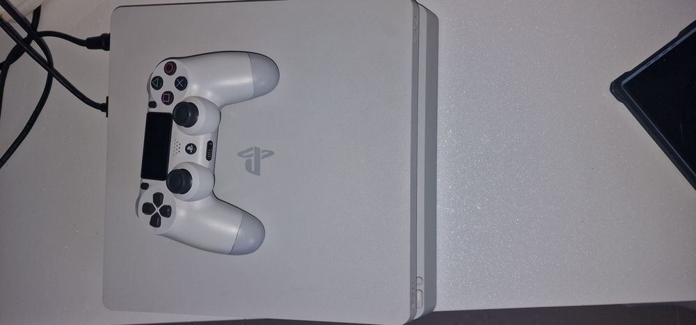 Vând PlayStation 4