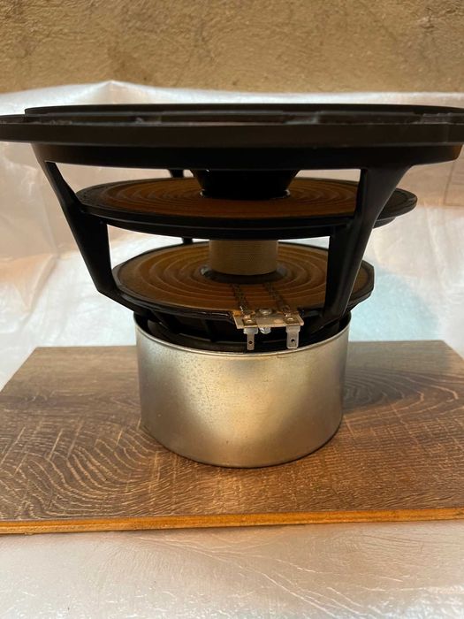 Vand difuzor subwoofer B&O inalta calitate impreuna cu 2 reflectoare