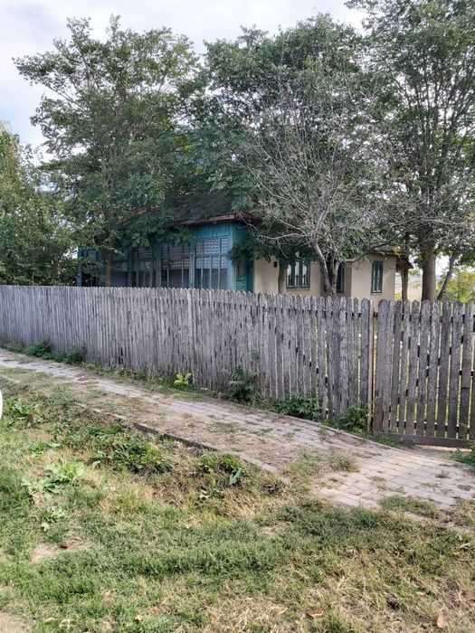 Vând casă bătrâneasca