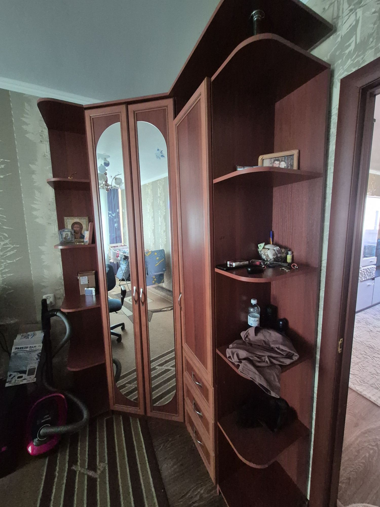Продам угловой шкаф