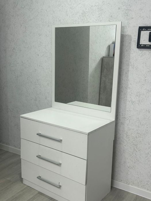 Продам зеркало с тумбочкой