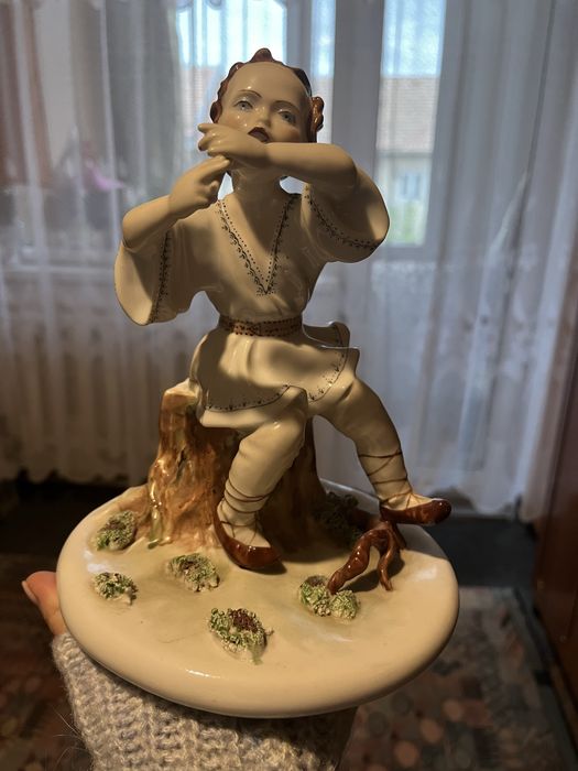 Figurina portelean Apulum, copil cu fluier