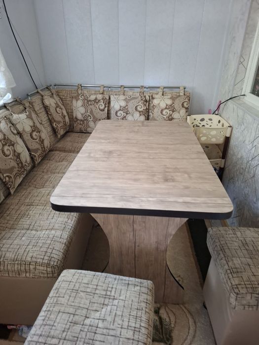 Кухонный уголок со столом