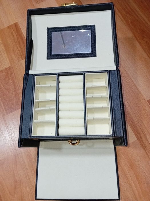 Vând caseta bijuterii