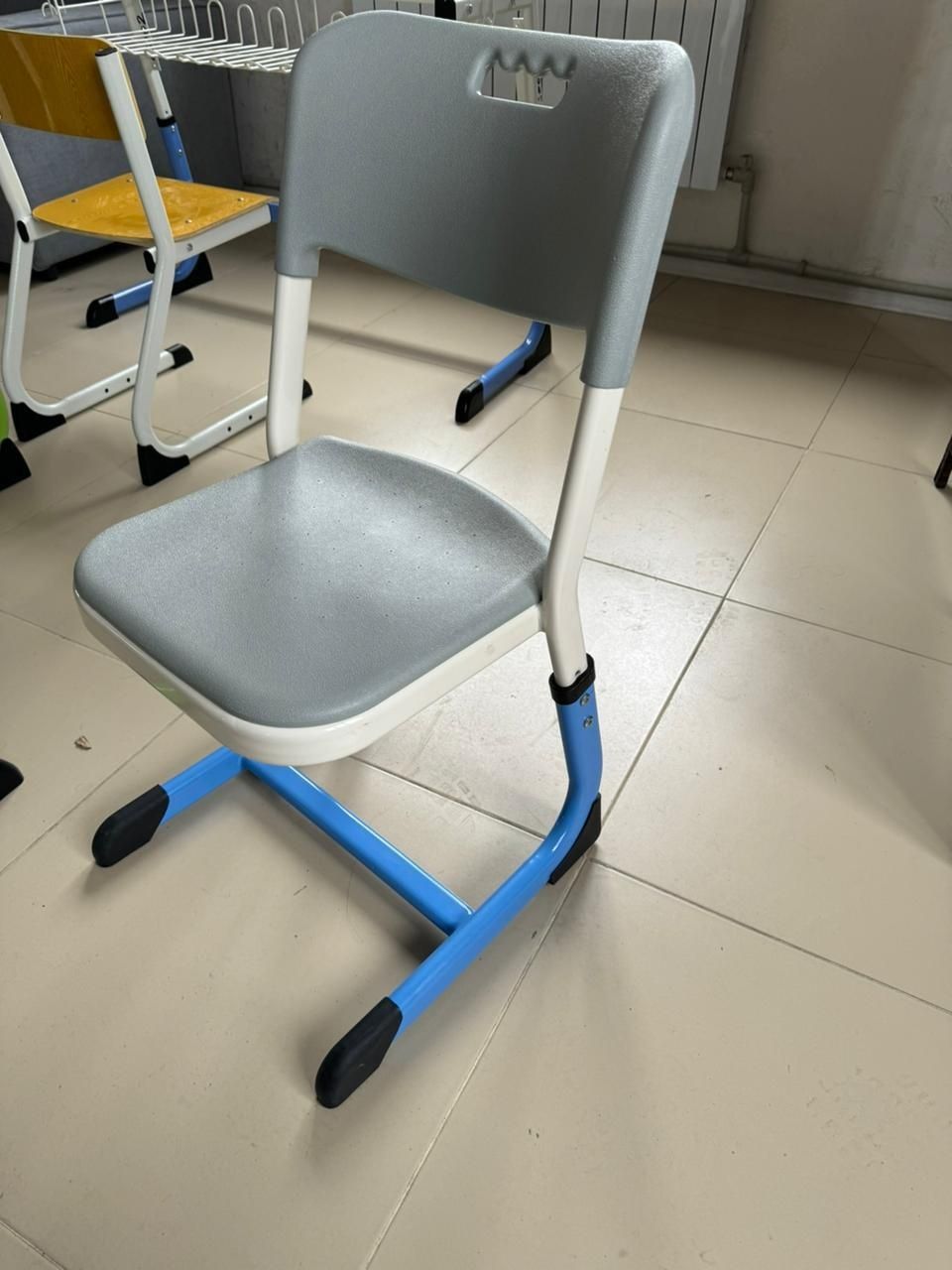 Парта школьная с 2 стульями в комплекте
