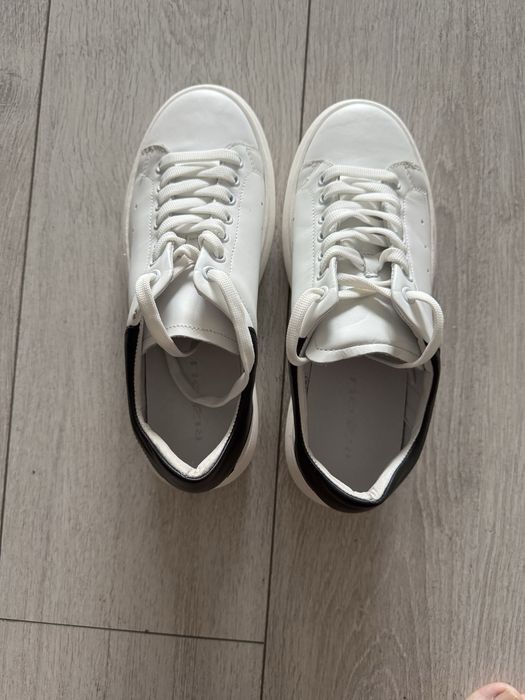 Adidași stil Al. Mc Queen, impecabili si comozi