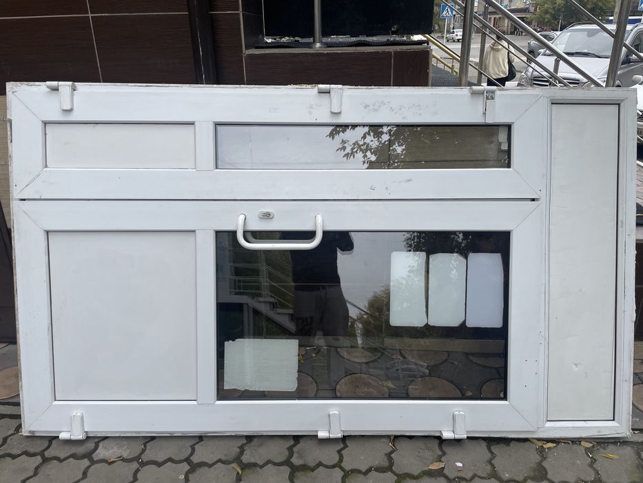Продам пластиковую дверь
