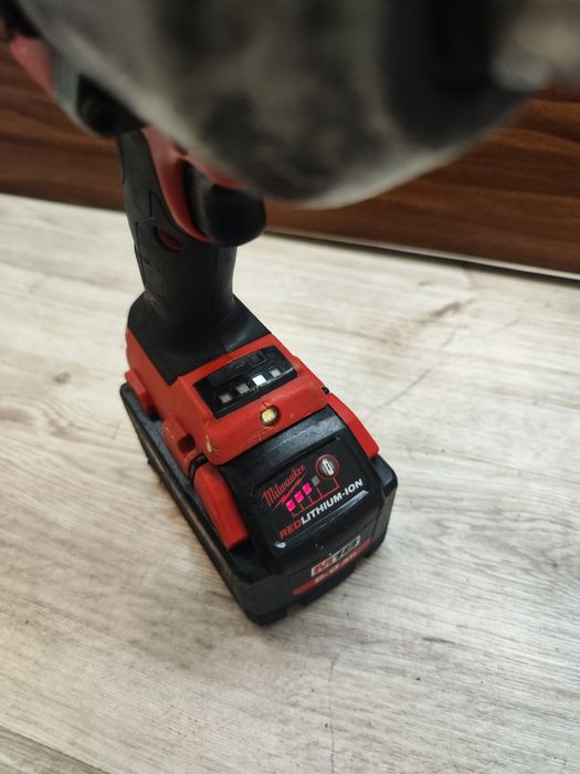 Pistol de impact Milwaukee 2100 Nm desfacere 9 amperi