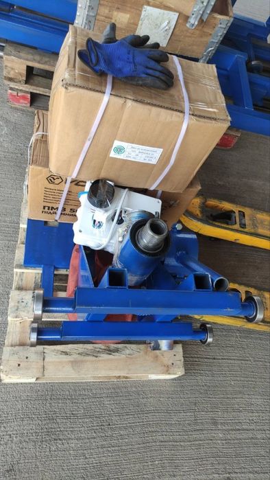 Сондажна машина с лостове и инструменти.