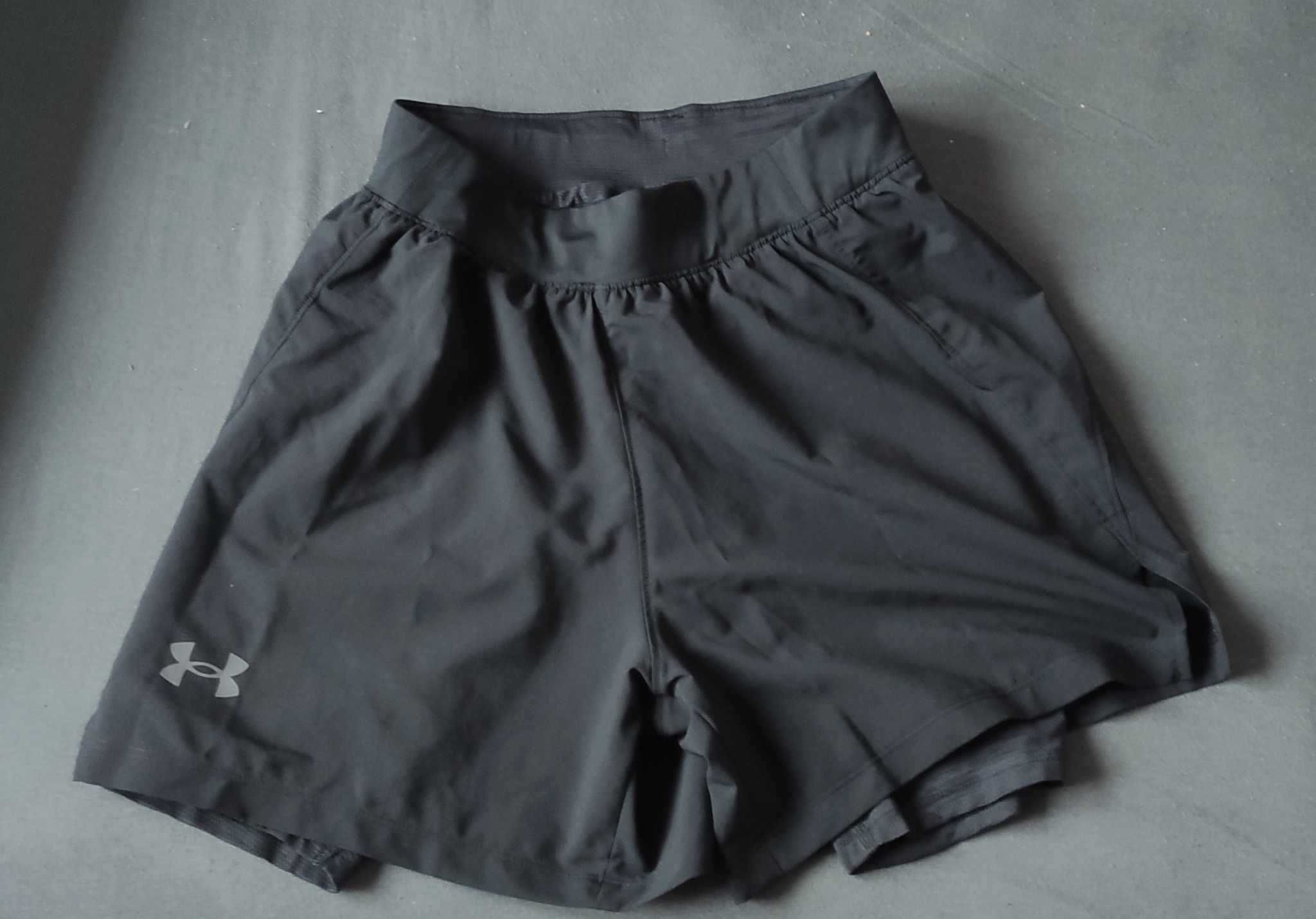 Pantaloni scurti, dubli Under Armour 5inchi