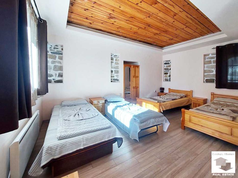 116249 Къща с 8 спални, механа и добре аранжиран двор в с. Емен