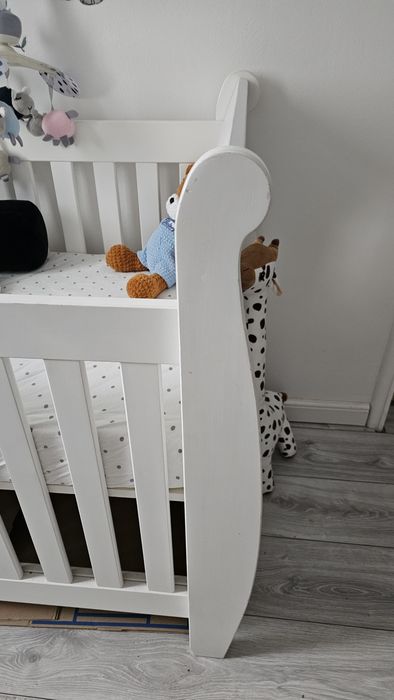 Pătuț și comodă pentru înfășat bebeluși