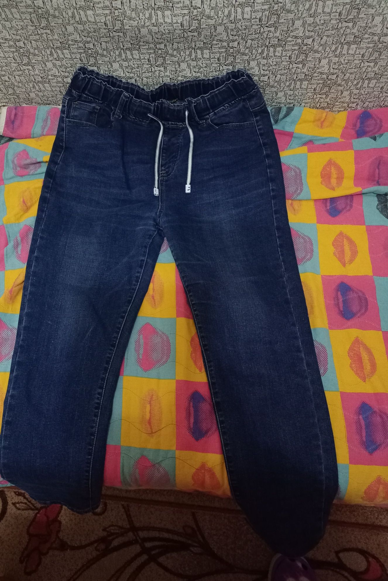 Продам джинсы плотные прямые на резинке