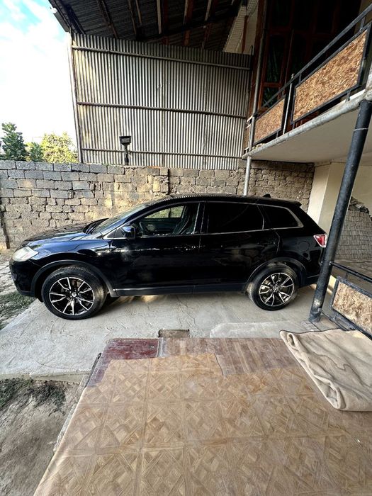 Mazda mashina sotiladi