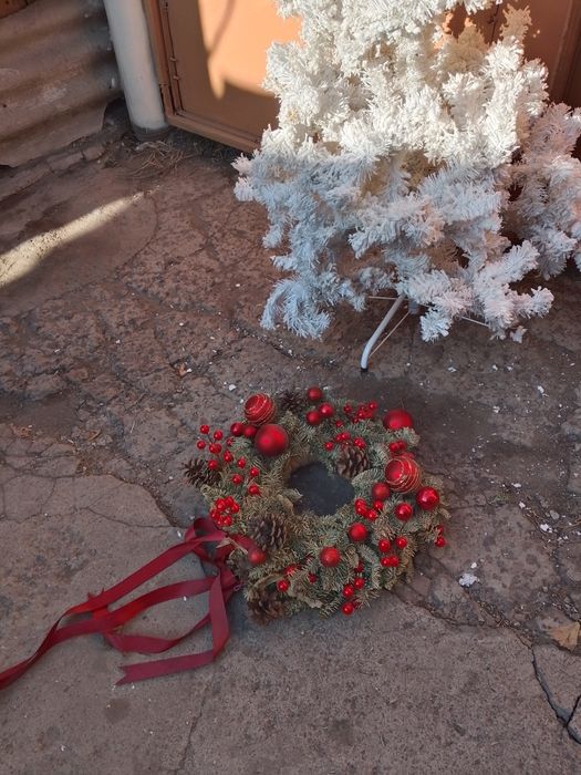 Ёлки 2 шт ,белая зелёная и на дверь  украшение