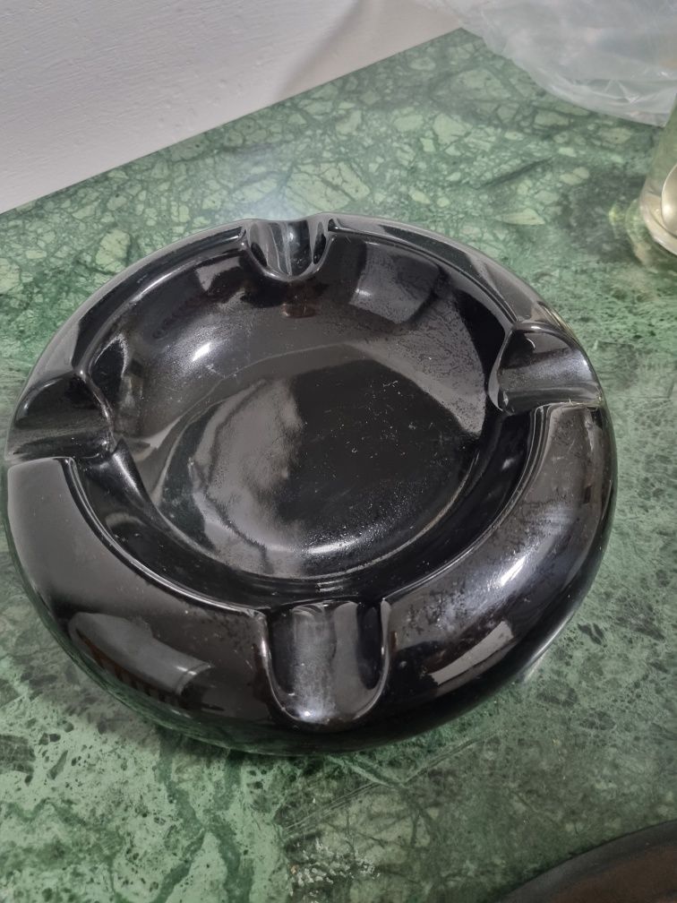 Продам пепельница под сигары кубинские, ни сигареты.