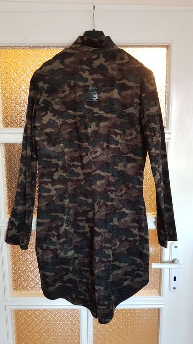 Чисто ново дизайнерско камуфлажно палто от Луци Фешън