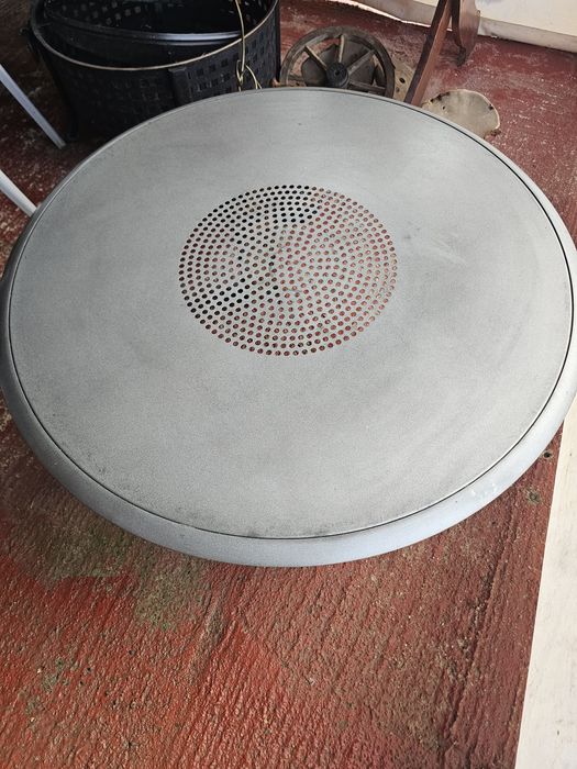 Vand 2 mese din lemn