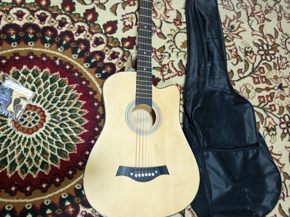 Akkustik gitara sotiladi