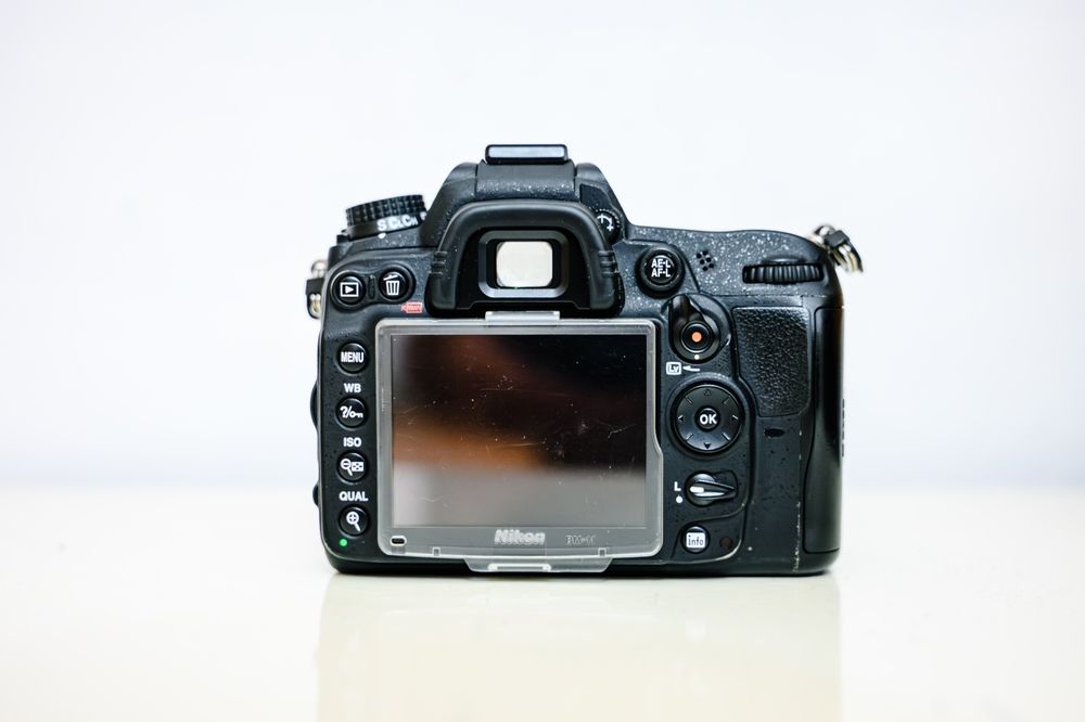 Nikon D7000 + obiectiv 35mm
