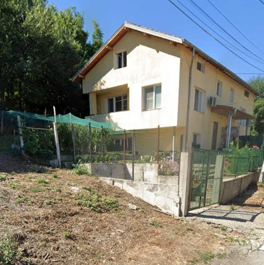 Къща близнак на функционално място в квартал  Филиповци