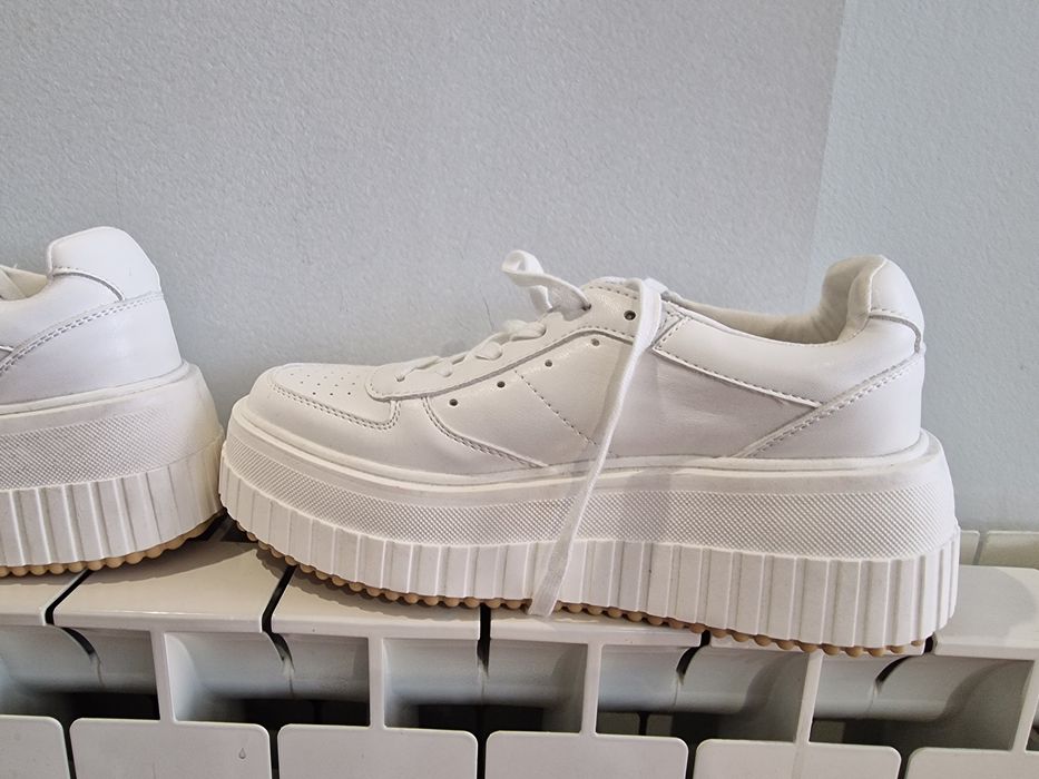 Бели сникъри, 39 номер, естествена кожа