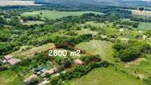 Продава се 80 м2 къща за ремонт с 2800 м2 двор, хубаво село.