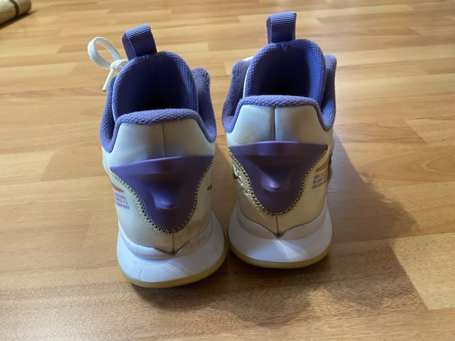 Vând Nike Lebron Witness 5 Basketball