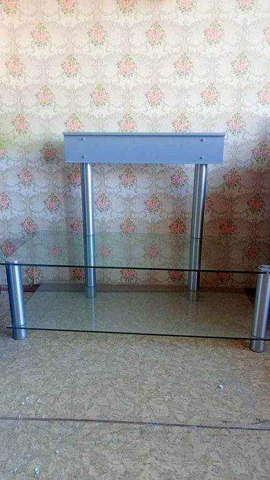 Cтеклянная подставка  под TV