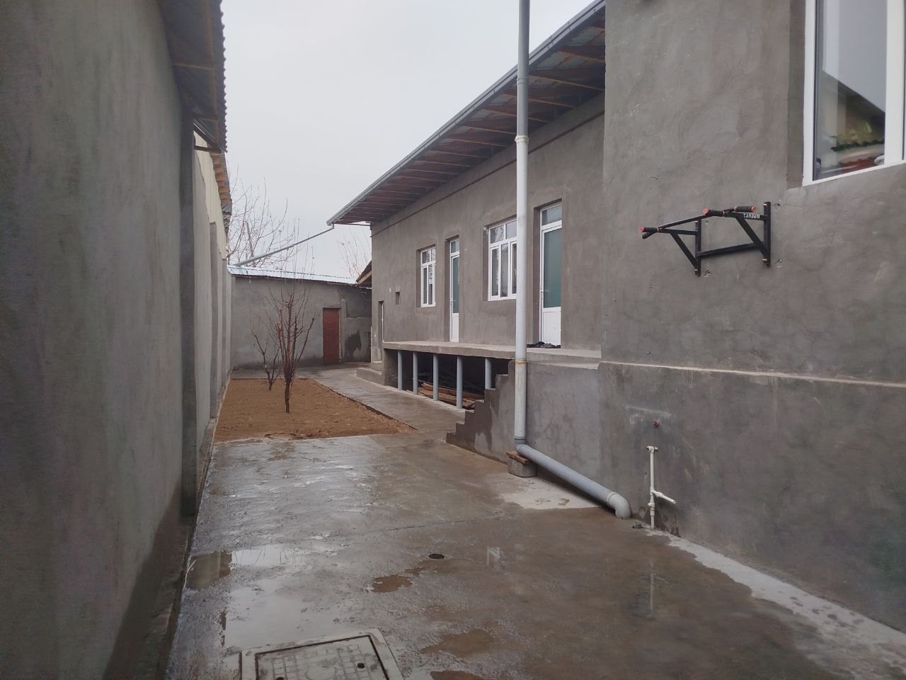 Uy xovli sotiladi