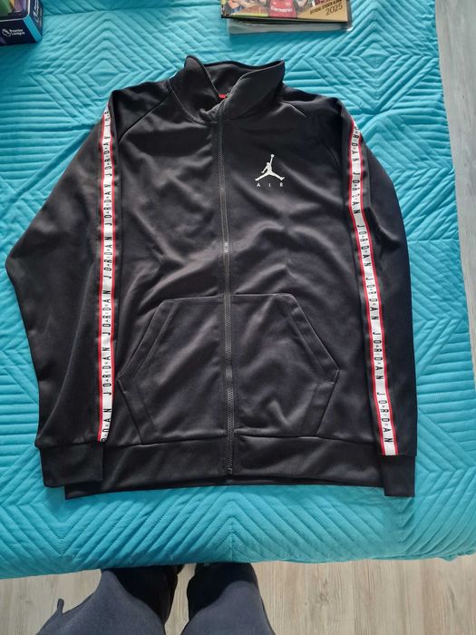 Продавам 3 броя суичъри