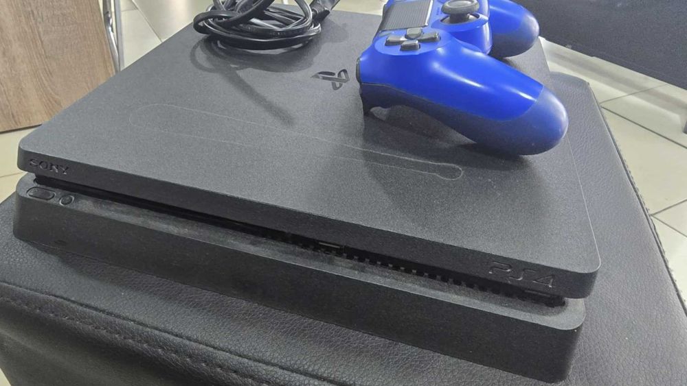 Sony PlayStation 4 Slim Jet Black 500GB + 1бр Контролер и FIFA 20