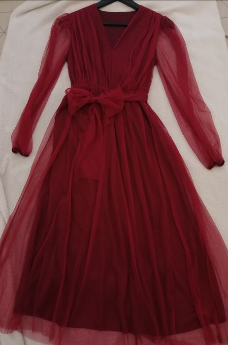 Черна и червена рокли – елегантни/официални