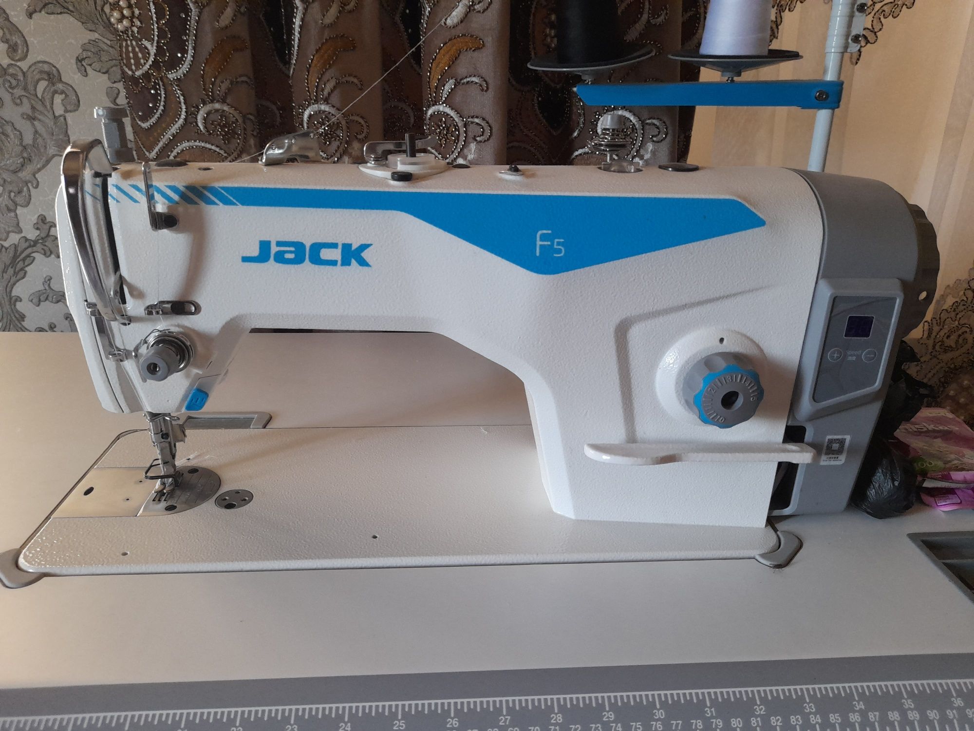 ПРОДАЕТСЯ  СРОЧНО Швейная мшина jack f5