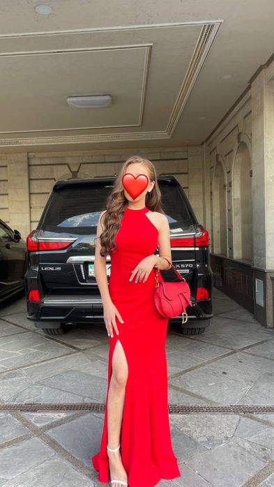 Сочный цвет, по фигуре, удобная, классная.