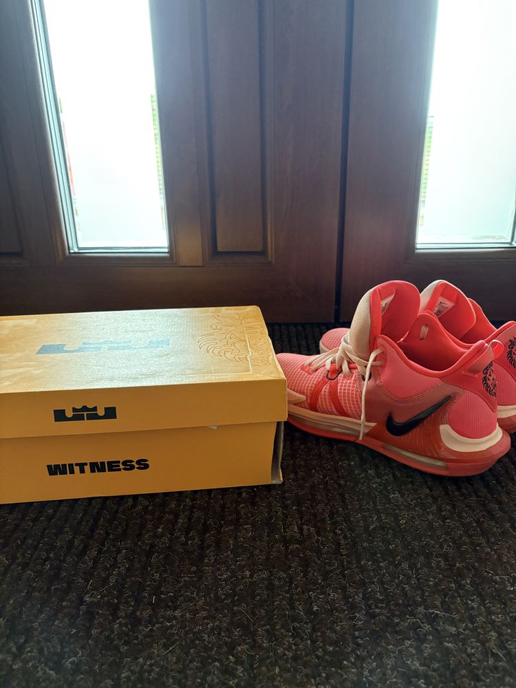 Vand papuci de baschet NIKE