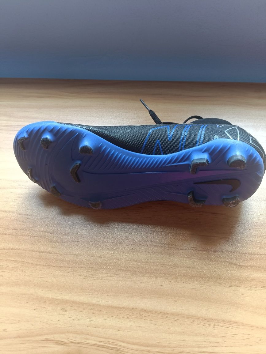 Бутонки на NIKE.