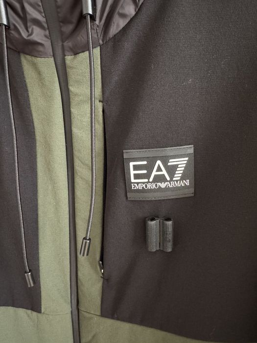 EA7 Emporio Armani зелено яке
размер М